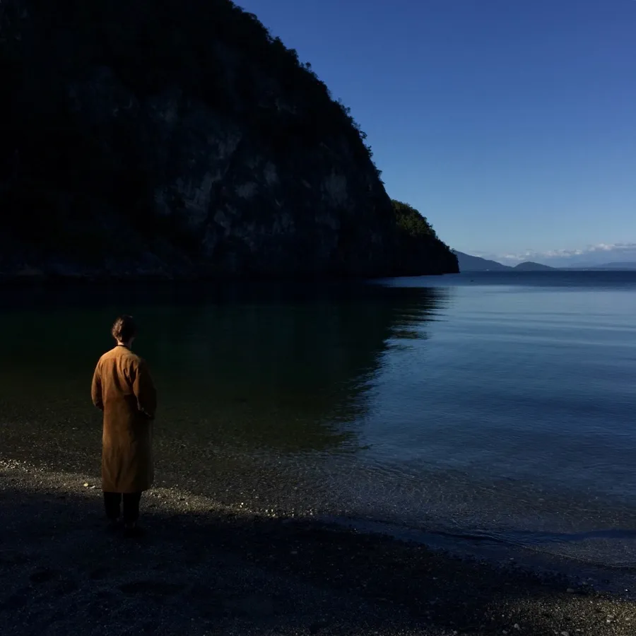 A horizon line over water